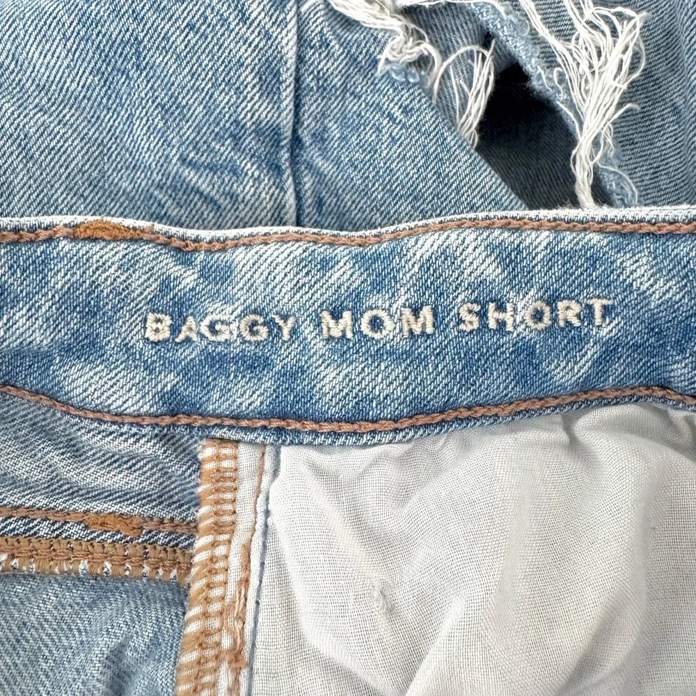 American Eagle Outfitters Baggy Mom Short Distressed‎ Denim Light Wash Size 00